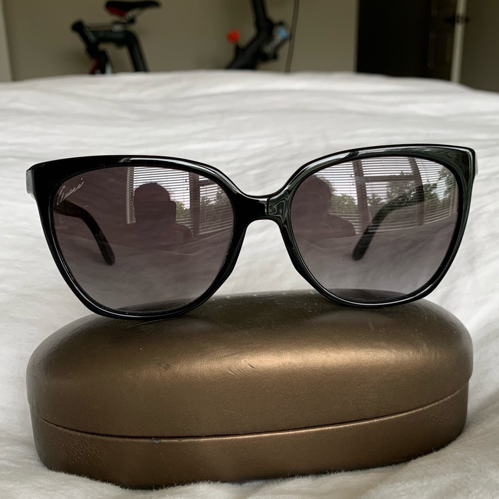 Women’s black Gucci Sunglasses